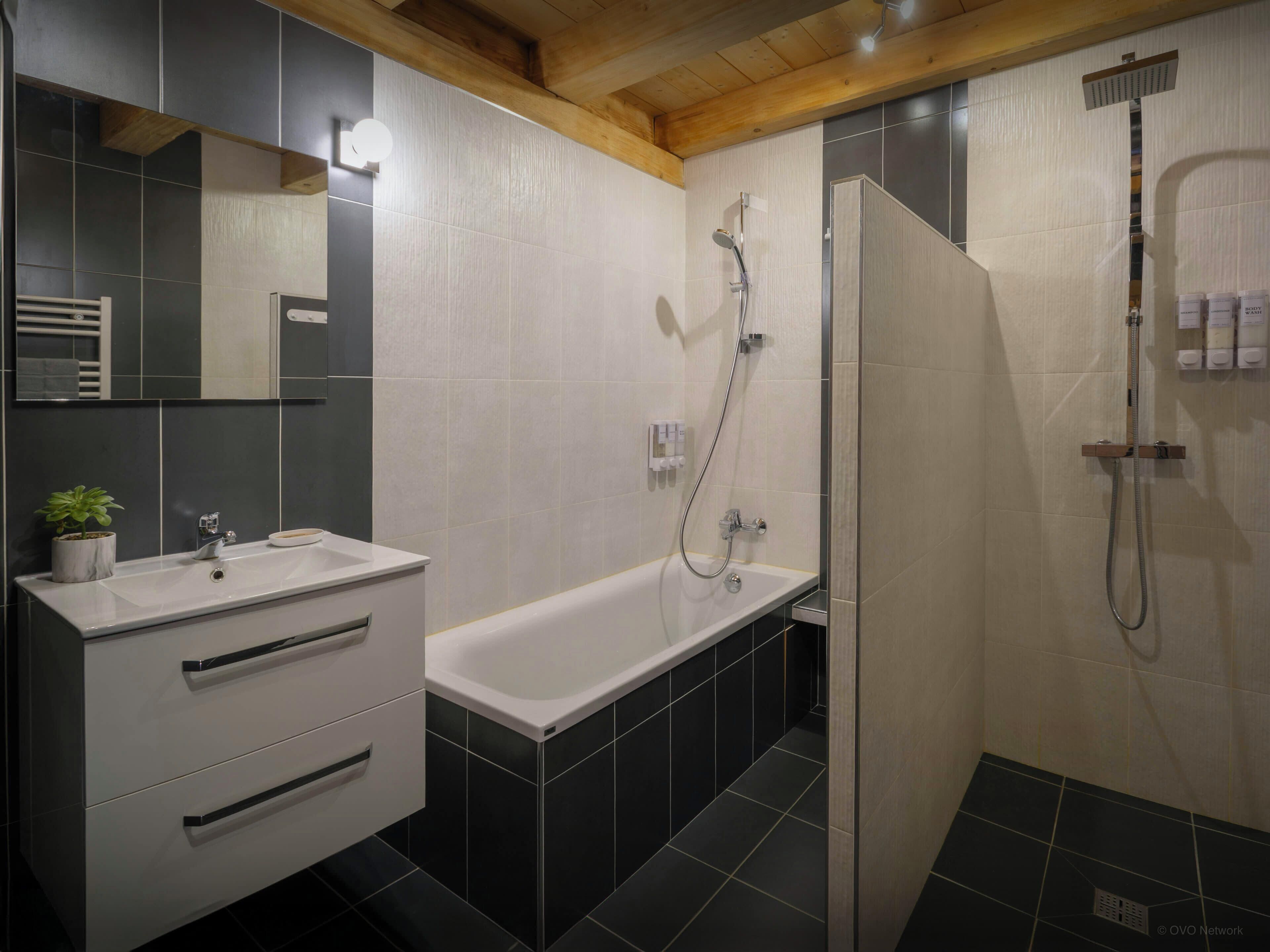 Suihku, hiustenkuivaaja, pyyhkeet