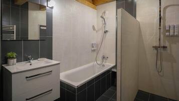 Suihku, hiustenkuivaaja, pyyhkeet