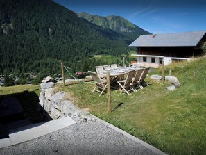 Outdoor dining - Chalet Wanderlust - family alpine stay 10p with games room - OVO Network (Châtel)