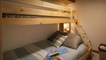 4 bedrooms, WiFi, bed sheets