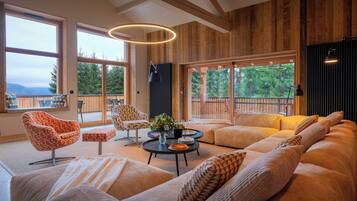 Cheminée, lecteur de DVD, table de tennis de table, chaîne hi-fi