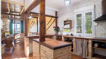 Geladeira, micro-ondas, cooktop, cafeteira/chaleira