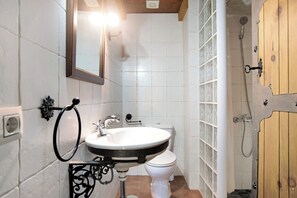 Douche, sĂšche-cheveux, serviettes fournies