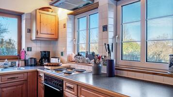 Coffee/tea maker, fridge, microwave, oven