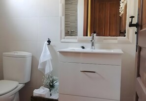 Dusj, hårføner og håndklær