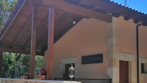 Ein Gebäude mit einem geneigten Dach, einem Schild mit der Aufschrift 'CITRUS' und einem Blumentopf auf der Veranda.