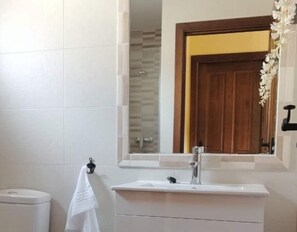 Douche, sèche-cheveux, serviettes fournies