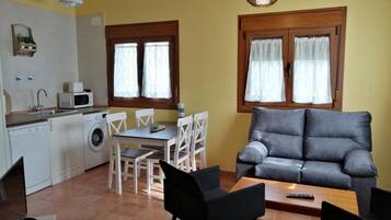 Een televisie en een open haard