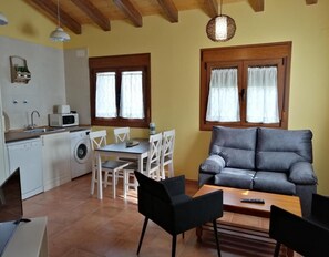 TV, fireplace - Country House 'El Aterpe 4' with Mountain View, Private Garden and Wi-Fi (Aldehuela del Rincón)