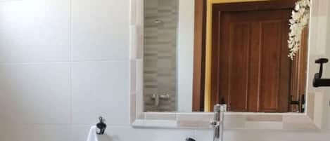 تجهيزات دش، مجففات شعر، مناشف