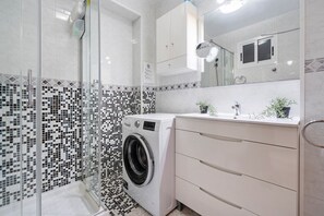 Shower, hair dryer, towels