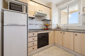 Réfrigérateur, micro-ondes, cafetière/bouilloire