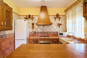 Køleskab, mikrobølgeovn, ovn, kogeplade