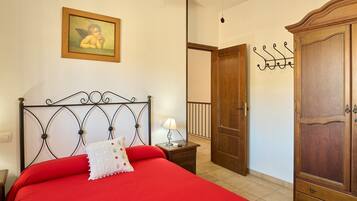 5 bedrooms, free WiFi, bed sheets