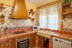 冰箱、微波炉、烤箱、炉灶