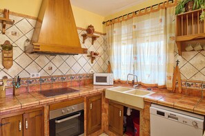 冰箱、微波炉、烤箱、炉灶