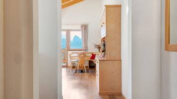 Un interior de madera con un comedor, una ventana con vistas y un armario.