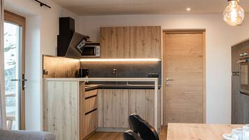 Refrigerador, microondas, horno y parrilla de estufa