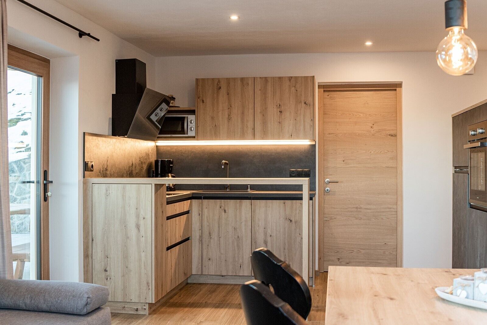 雪櫃、微波爐、焗爐、爐具