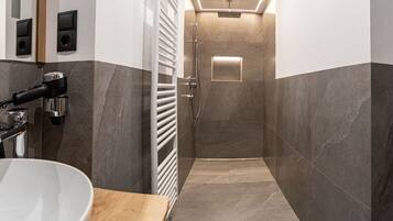 Regadera, secadora de cabello, toallas