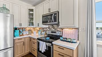 Refrigerador, microondas, horno y parrilla de estufa