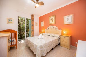 3 bedrooms, iron/ironing board, free WiFi, bed sheets - Holiday Home 'Miquel' with Sea View, Private Terrace and Wi-Fi (Urbanització s'Estanyol)