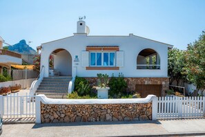 Exterior - Holiday Home 'Miquel' with Sea View, Private Terrace and Wi-Fi (Urbanització s'Estanyol)