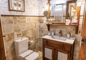 Regadera, secadora de cabello, toallas 