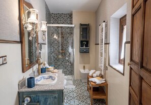 Regadera, secadora de cabello, toallas 