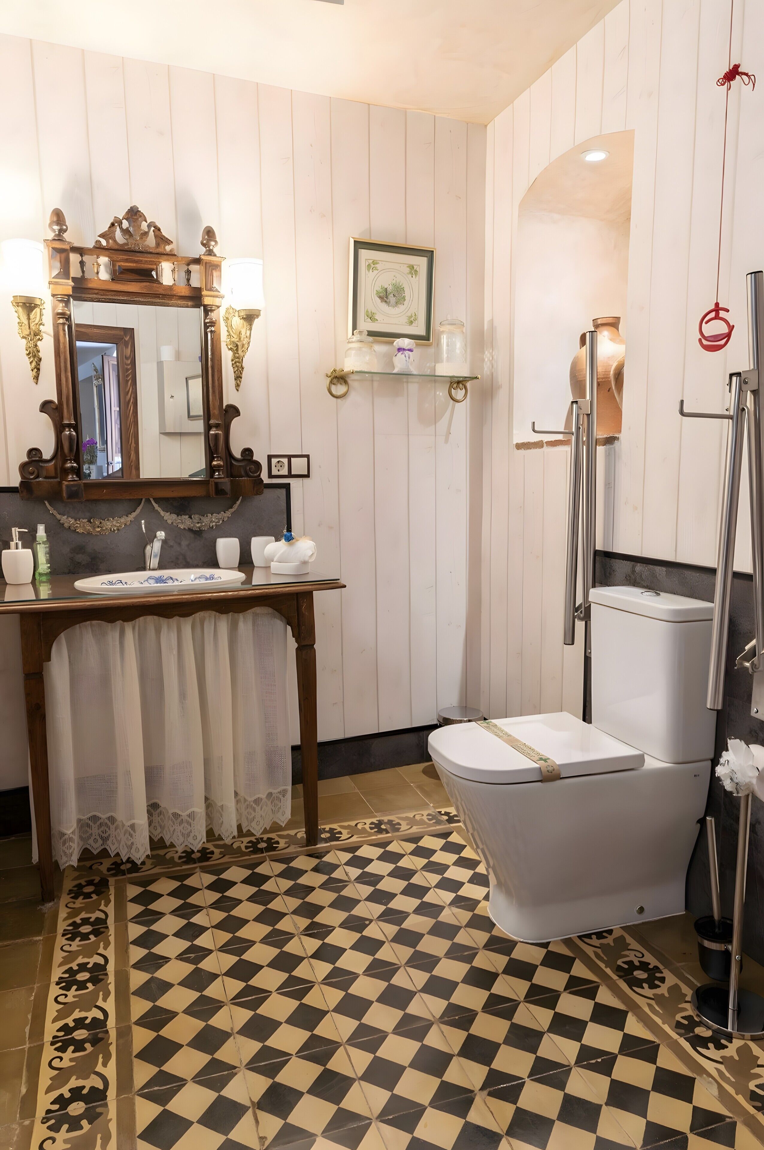 Ein Badezimmer mit Schachbrettboden, einem Holzkosmetikschrank mit Spiegel, einer Toilette und einer Duschkabine.