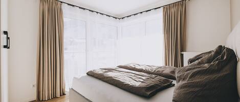 2 bedrooms, travel crib, free WiFi, bed sheets
