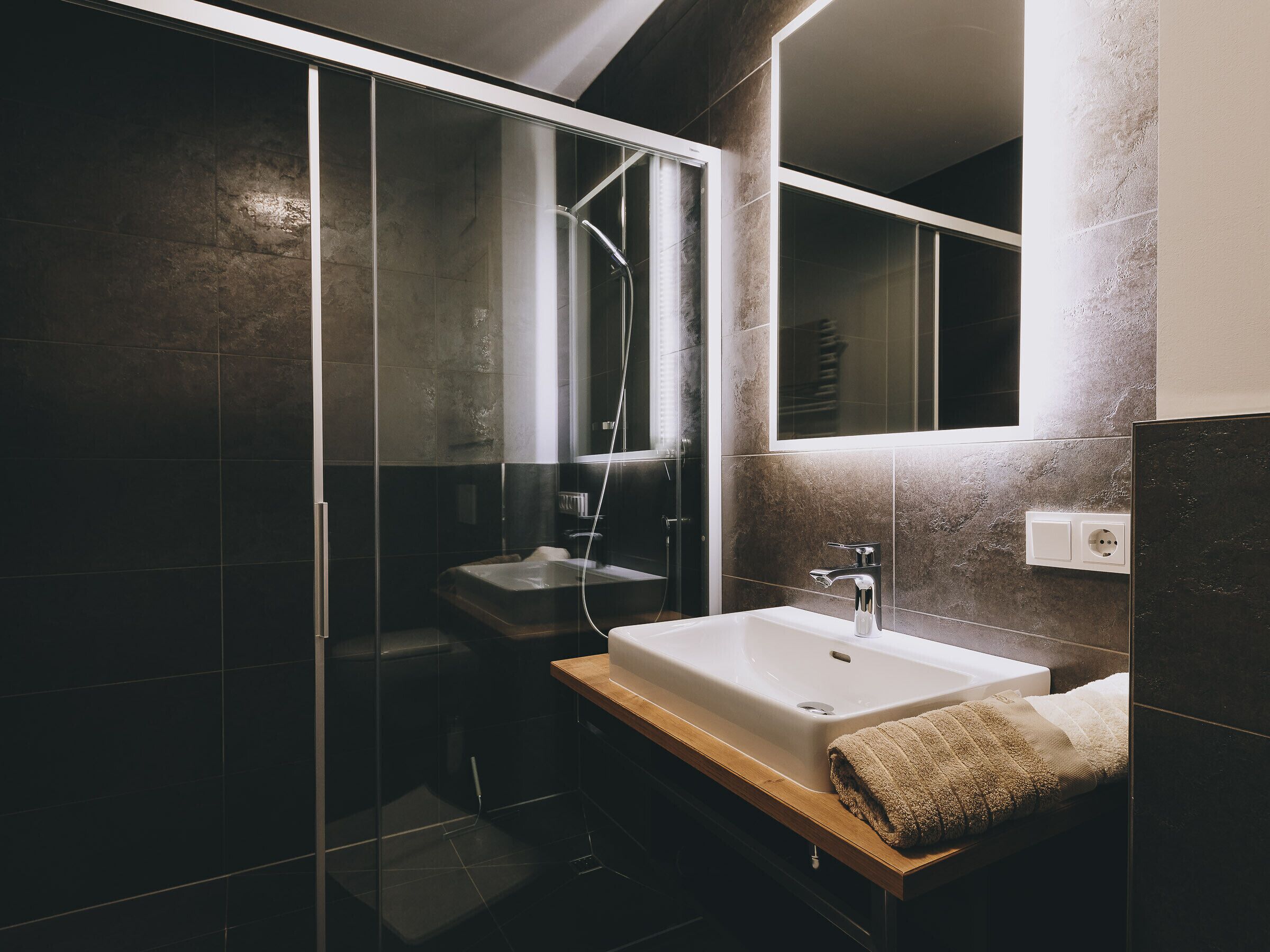 Dusche, Haartrockner, Handtücher, Seife