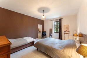 5 Schlafzimmer, Bügeleisen/Bügelbrett, kostenloses WLAN, Bettwäsche