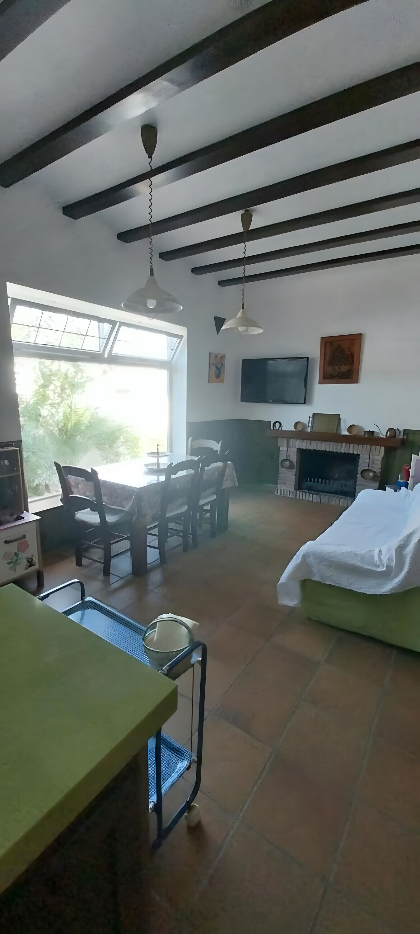 Een televisie en een open haard