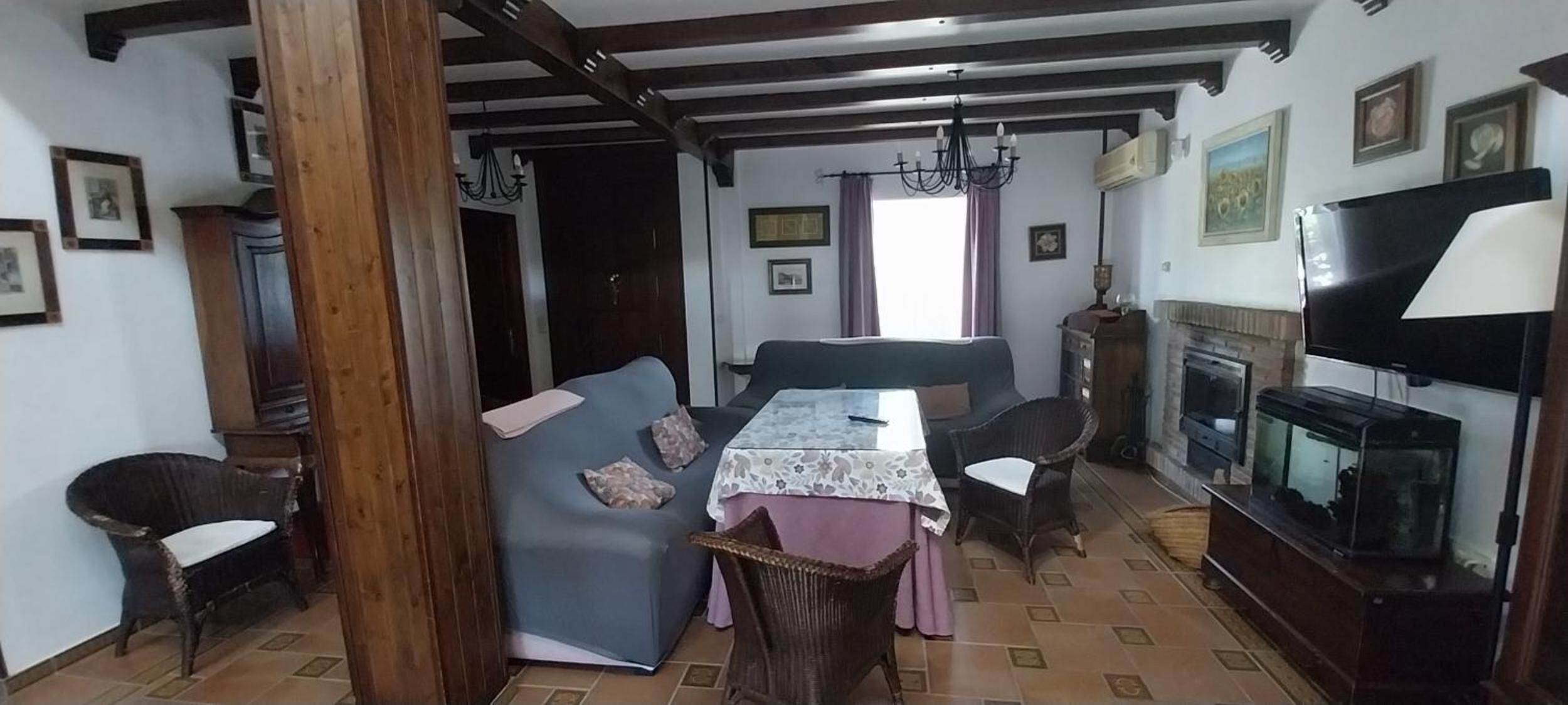 Televisión y chimenea 