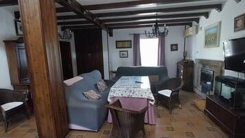 Una televisión, una chimenea