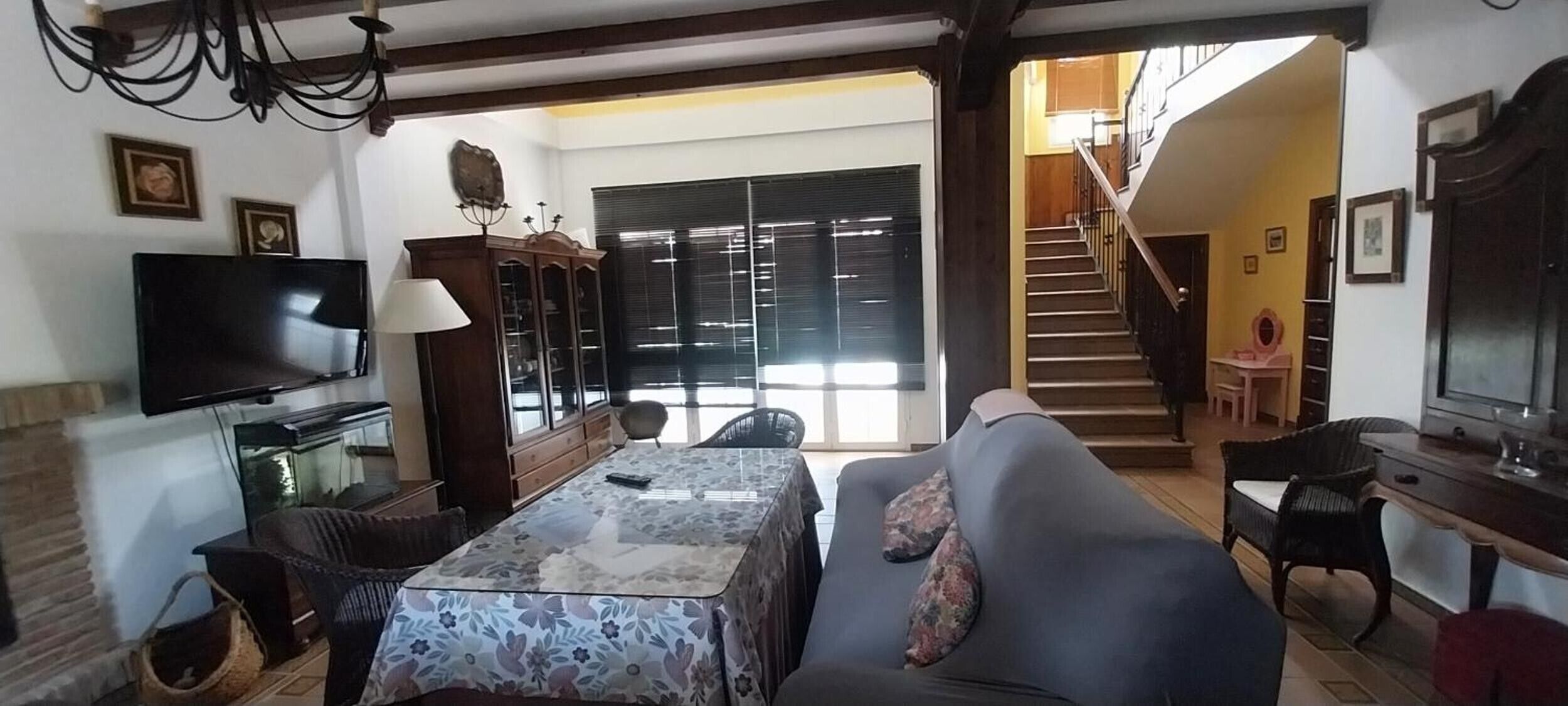 Een televisie en een open haard