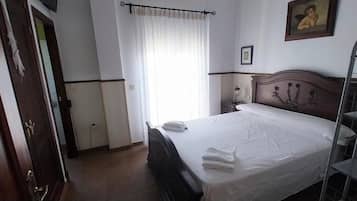 4 makuuhuonetta, silitysrauta/-lauta, ilmainen Wi-Fi, vuodevaatteet