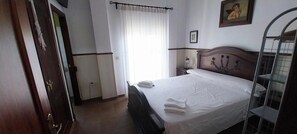 4 makuuhuonetta, silitysrauta/-lauta, ilmainen Wi-Fi, vuodevaatteet