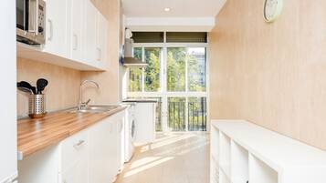 Réfrigérateur, micro-ondes, plaque de cuisson, cafetiÚre/bouilloire