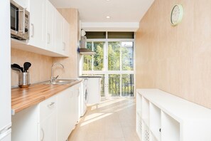 Kjøleskap, mikrobølgeovn, kokeplater og kaffetrakter/tekoker