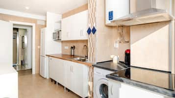 Réfrigérateur, micro-ondes, plaque de cuisson, cafetiÚre/bouilloire