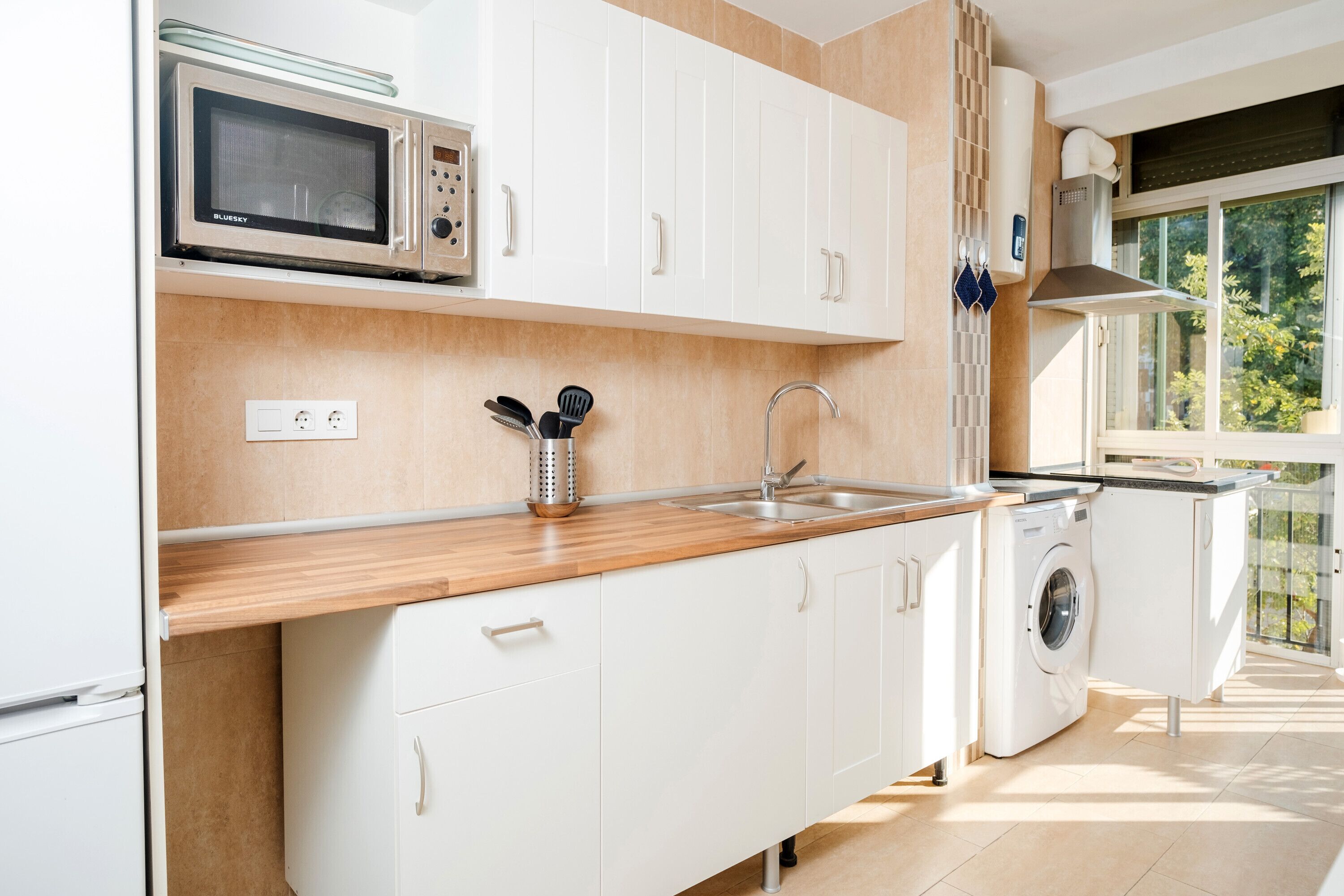 Een koelkast, een magnetron, een kookplaat