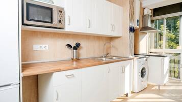 Een koelkast, een magnetron, een kookplaat