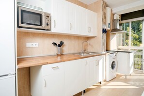 Kjøleskap, mikrobølgeovn, kokeplater og kaffetrakter/tekoker