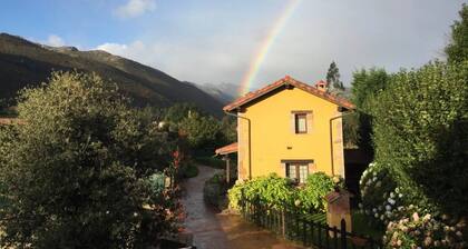 Rural House 'Los Avellanos 2' with Mountain Views, Private Terrace and Garden
