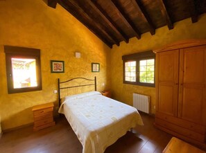 2 bedrooms, iron/ironing board, bed sheets