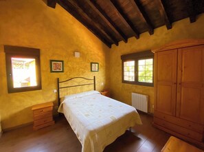 2 عدّة غرف نوم ومكواة/لوح كي وملاءات أسرّة