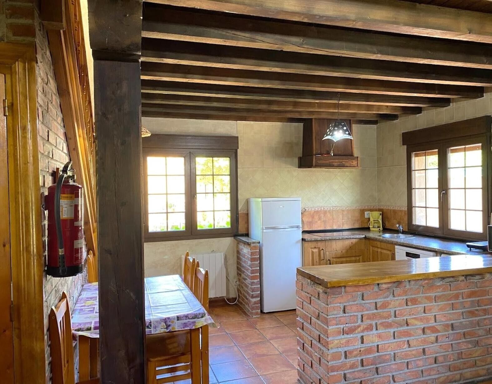 Frigorífic, microones, placa de cuina i rentaplats 