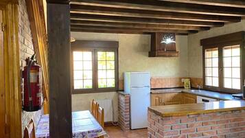 Frigorífic, microones, placa de cuina i rentaplats